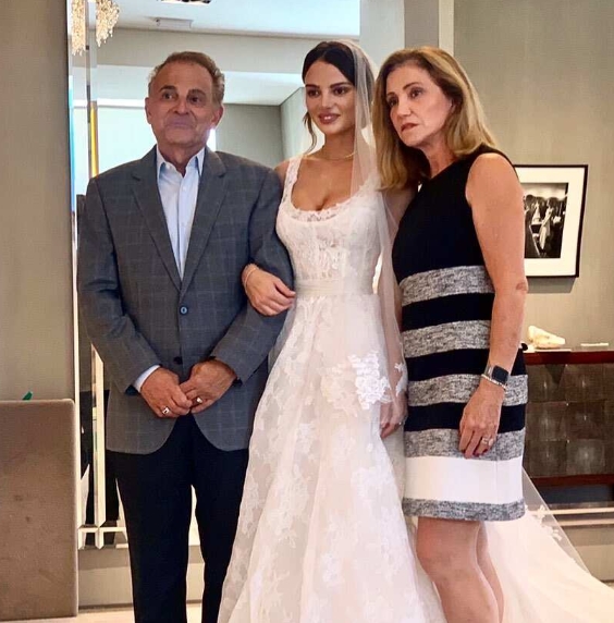 Keleigh Sperry With Her Parents During Her Wedding Day