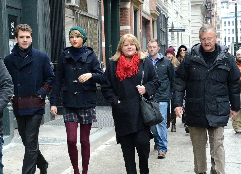 Taylor Swift With Her Family