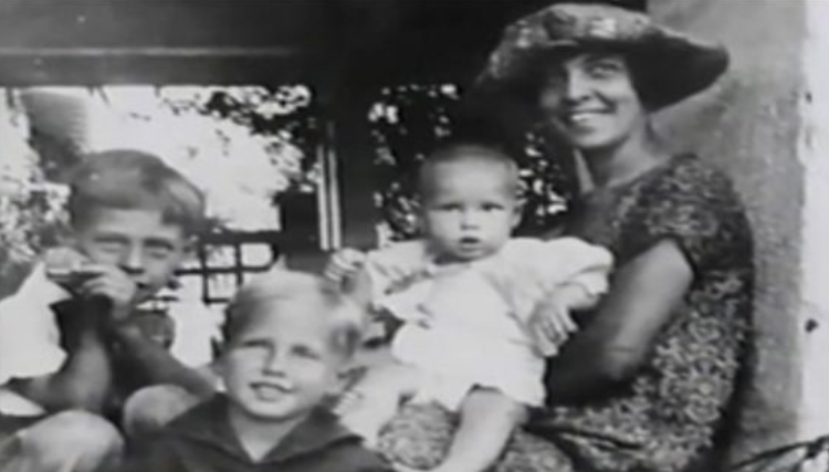 William Holden With His Mother, Mary And Two Brothers