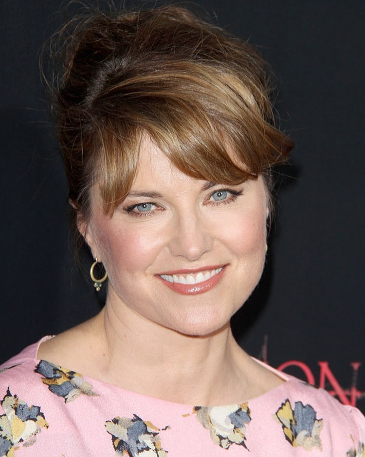 Lucy Lawless Debuts 'Never Look Away'